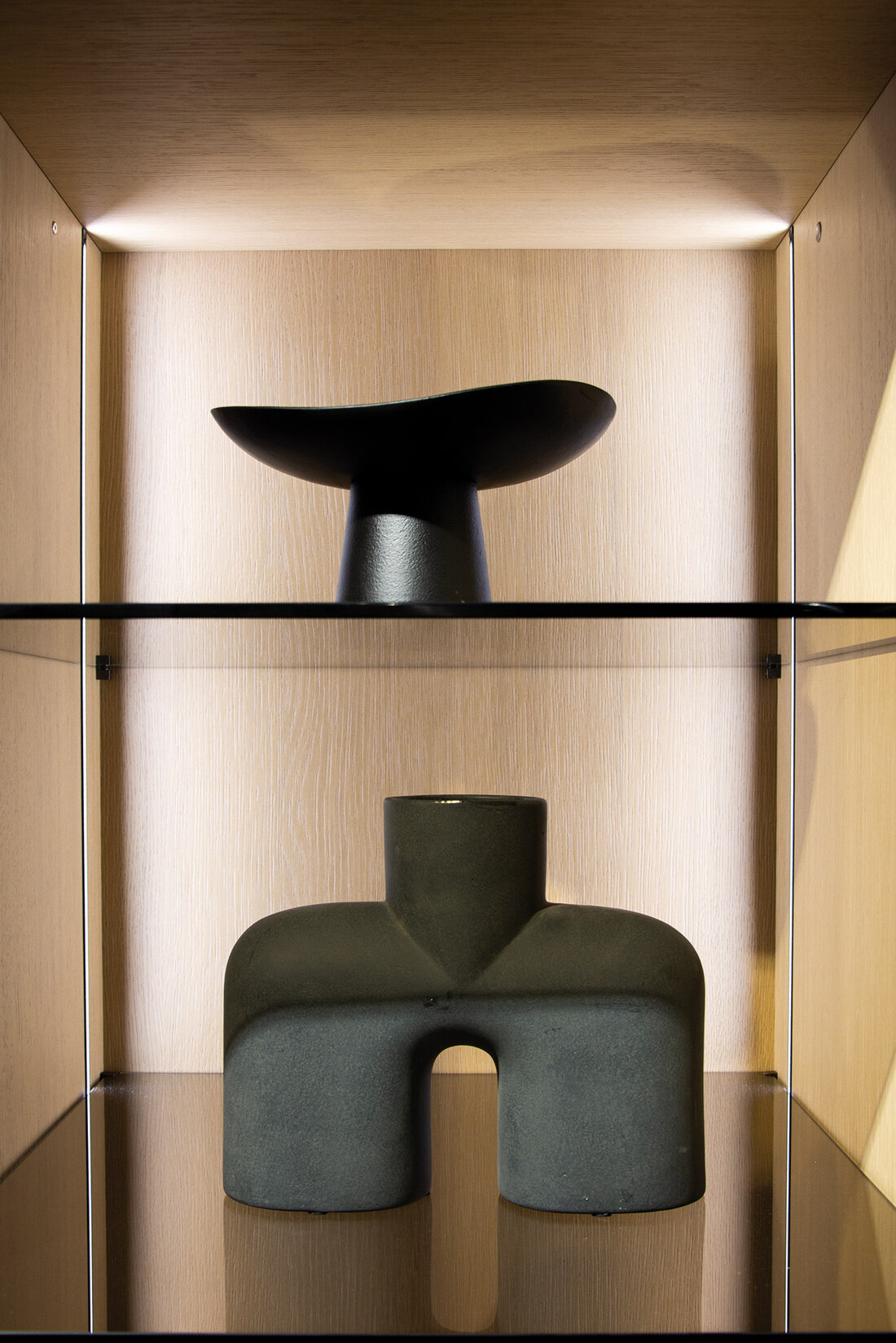 Beleuchtete Kastennische mit Vasen