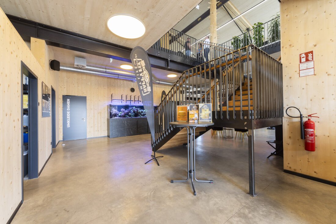 Holz-Fitnessstudio mit Eingangsbereich