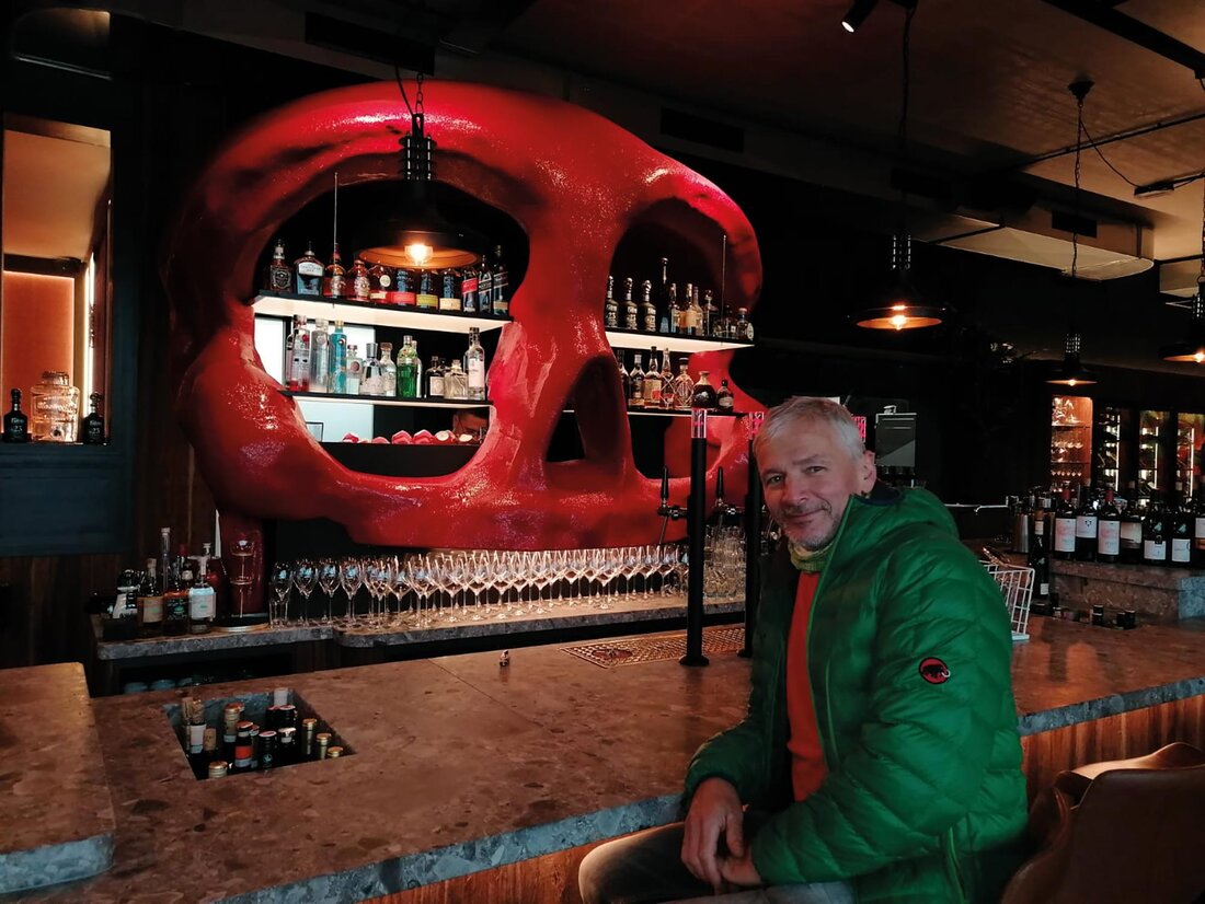Tischler Ralf Sillaber posiert vor seiner Totenkopf-Skulptur