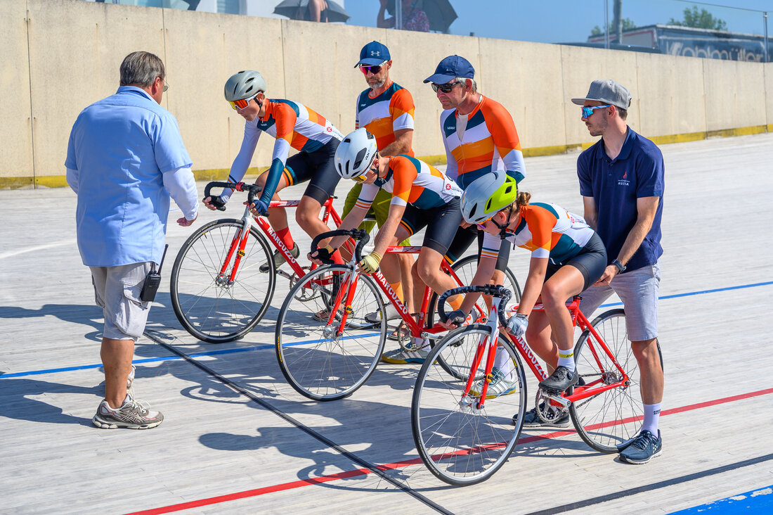 Bahn-Staatsmeisterschaften: Bahnradfahrer beim Start im Velodrom