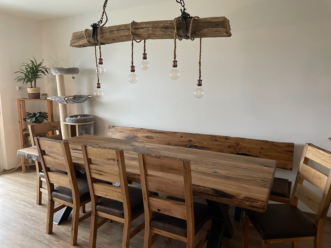 "In unserer Welt hat jedes Möbelstück eine Seele und die Liebe zum Handwerk wird in jedem Detail spürbar.“ © HolzReich HolzReich