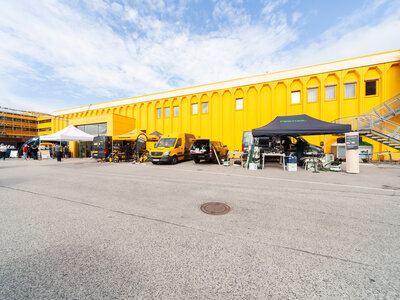 Gelbes Gebäude mit Ständen davor