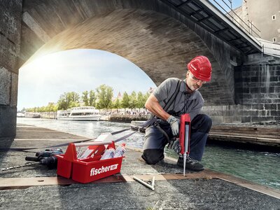 Arbeiter verwendet Injektionsmörtel