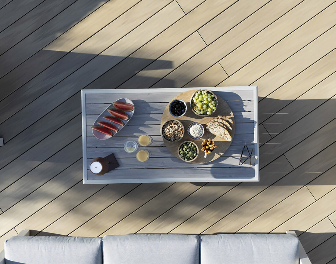 Terrasse mit Terrassentisch von oben