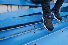 Schuhe auf blauem Hintergrund