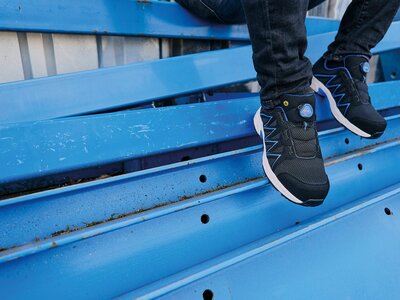 Schuhe auf blauem Hintergrund