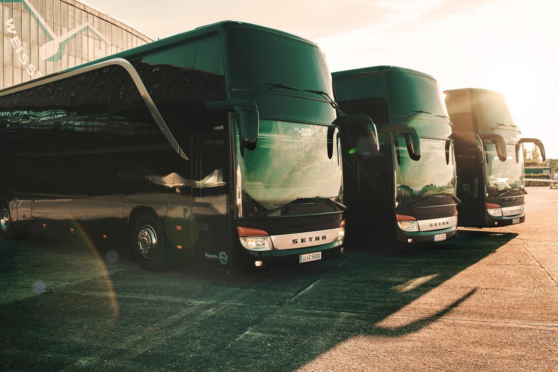 Drei Tourbusse