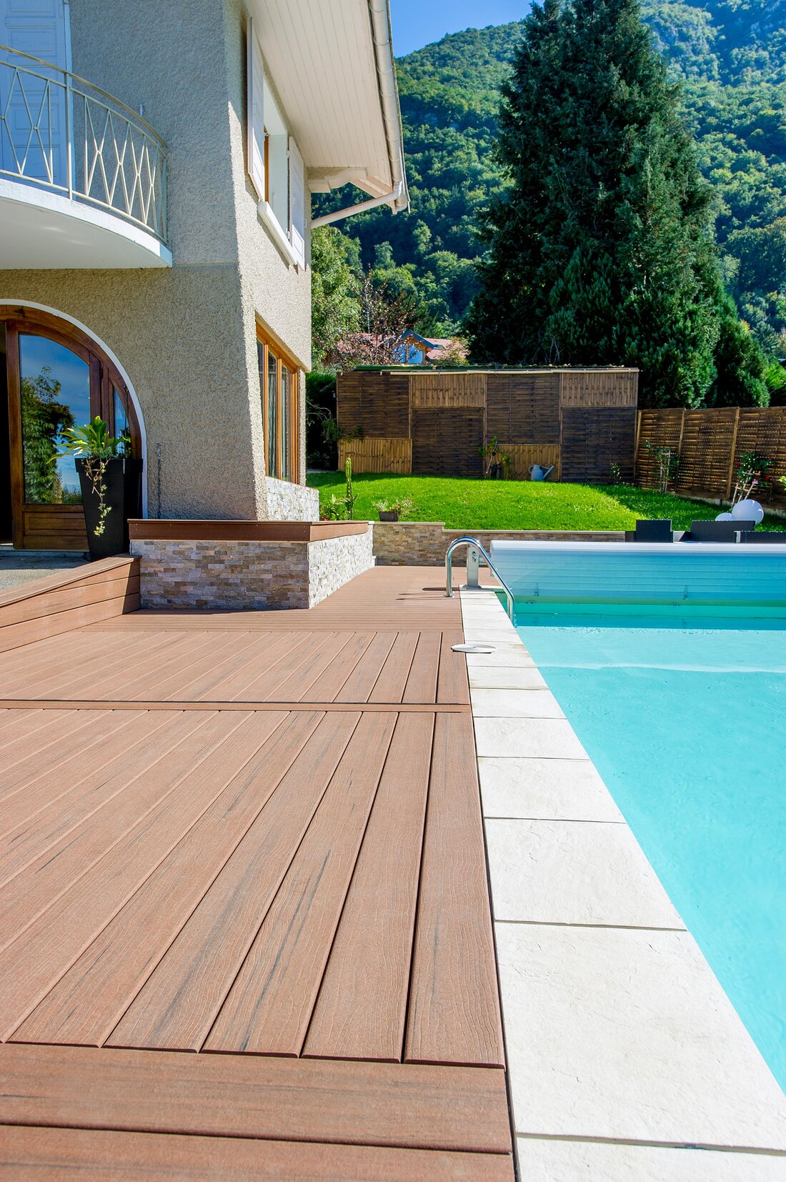 WPC-Terrasse mit Pool