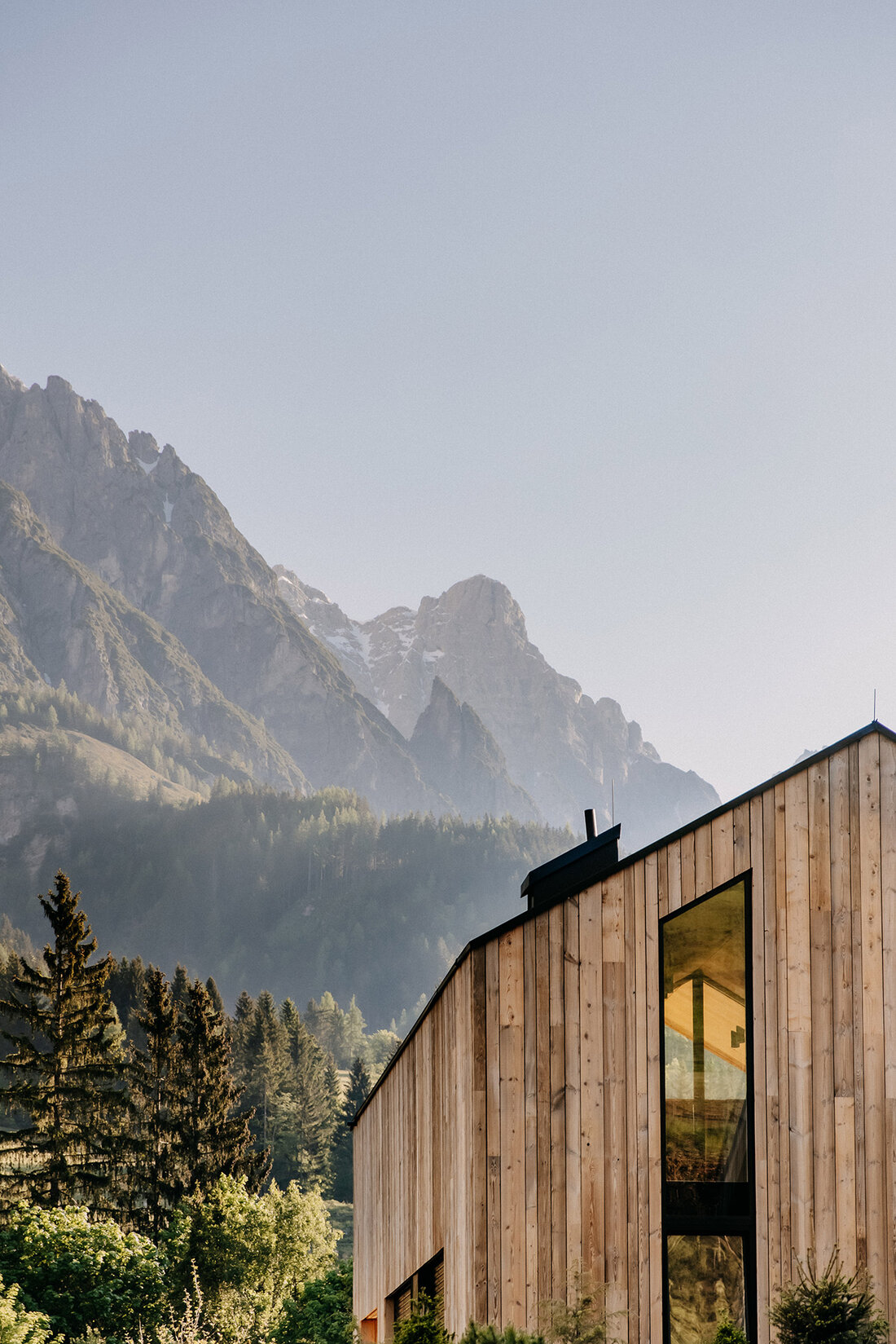 Saunahaus aus Holz mit Bergpanorama