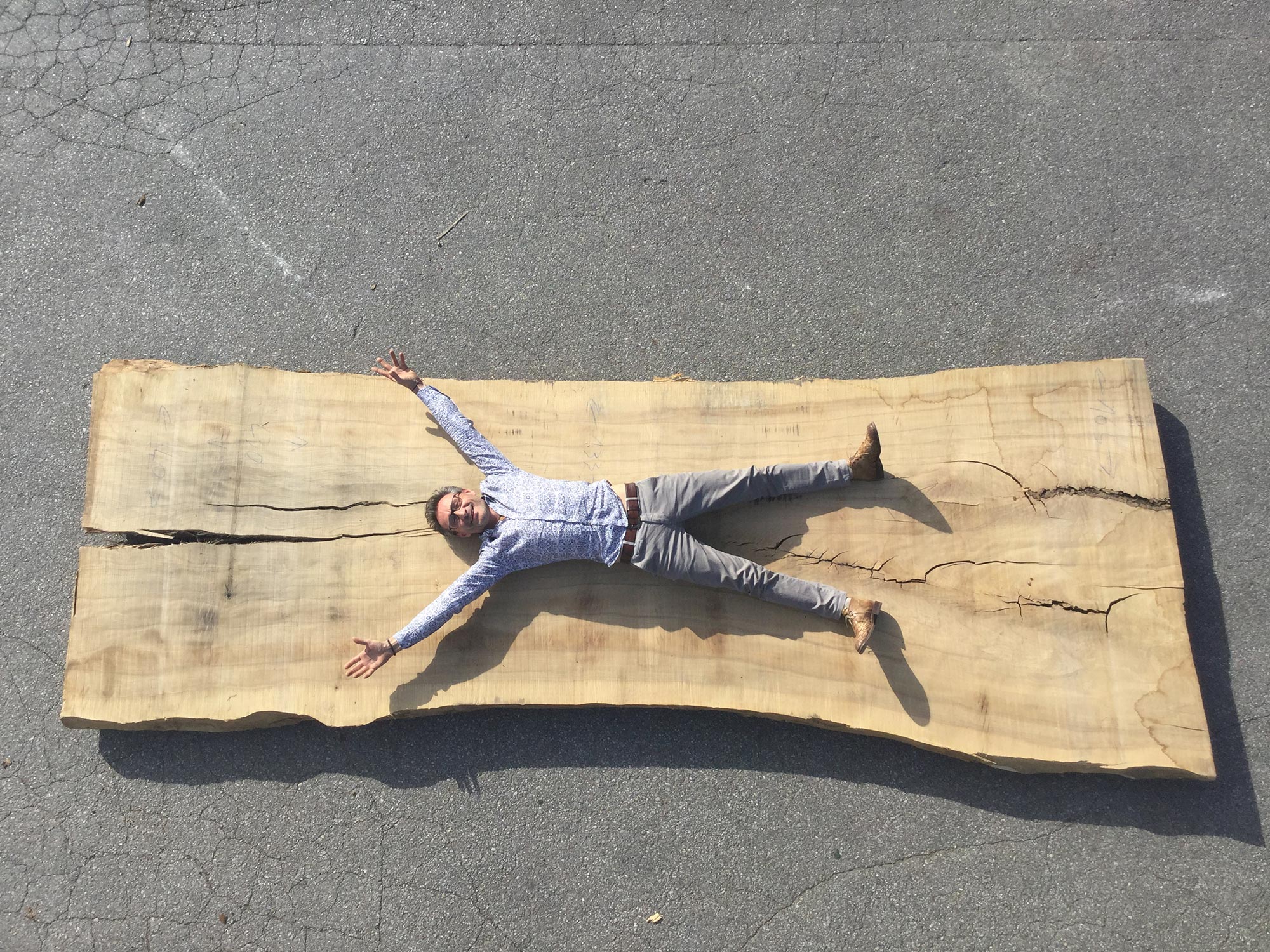 Mann auf großem Holz liegend