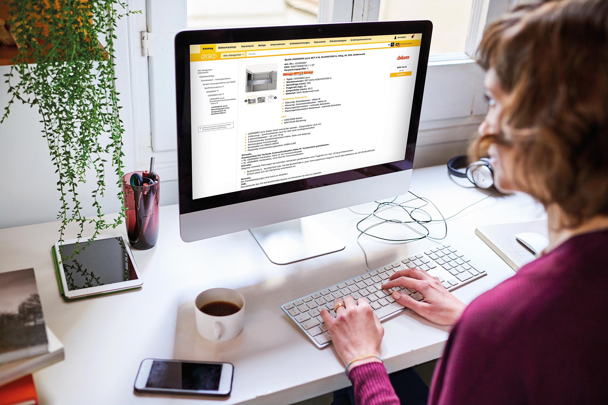 Frau vor Computer
