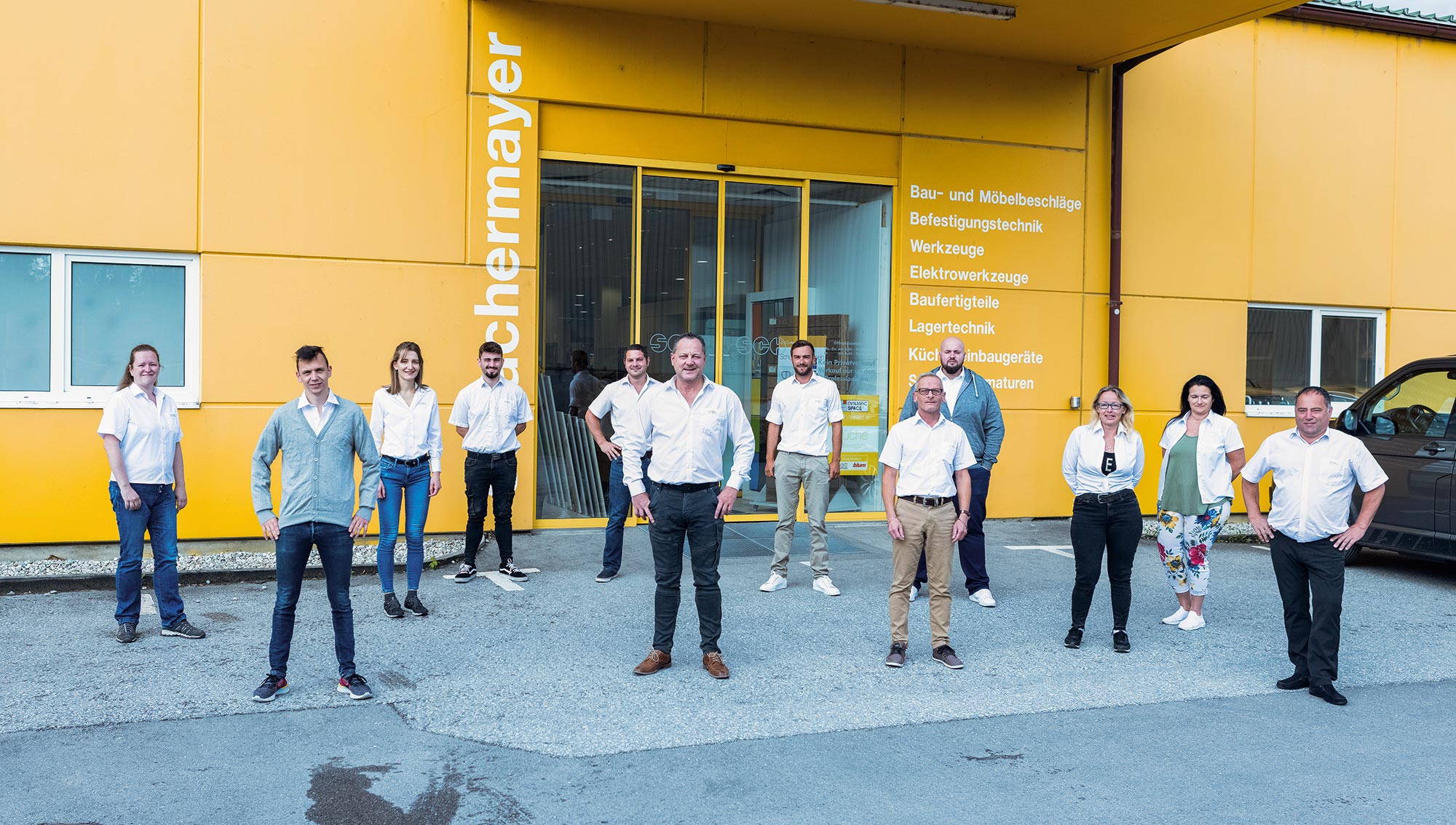 Menschen vor Schachermayer Salzburg