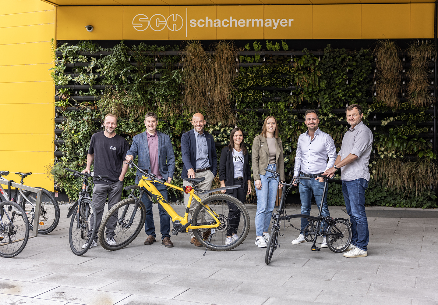 Gruppe von Radfahrern mit Rädern