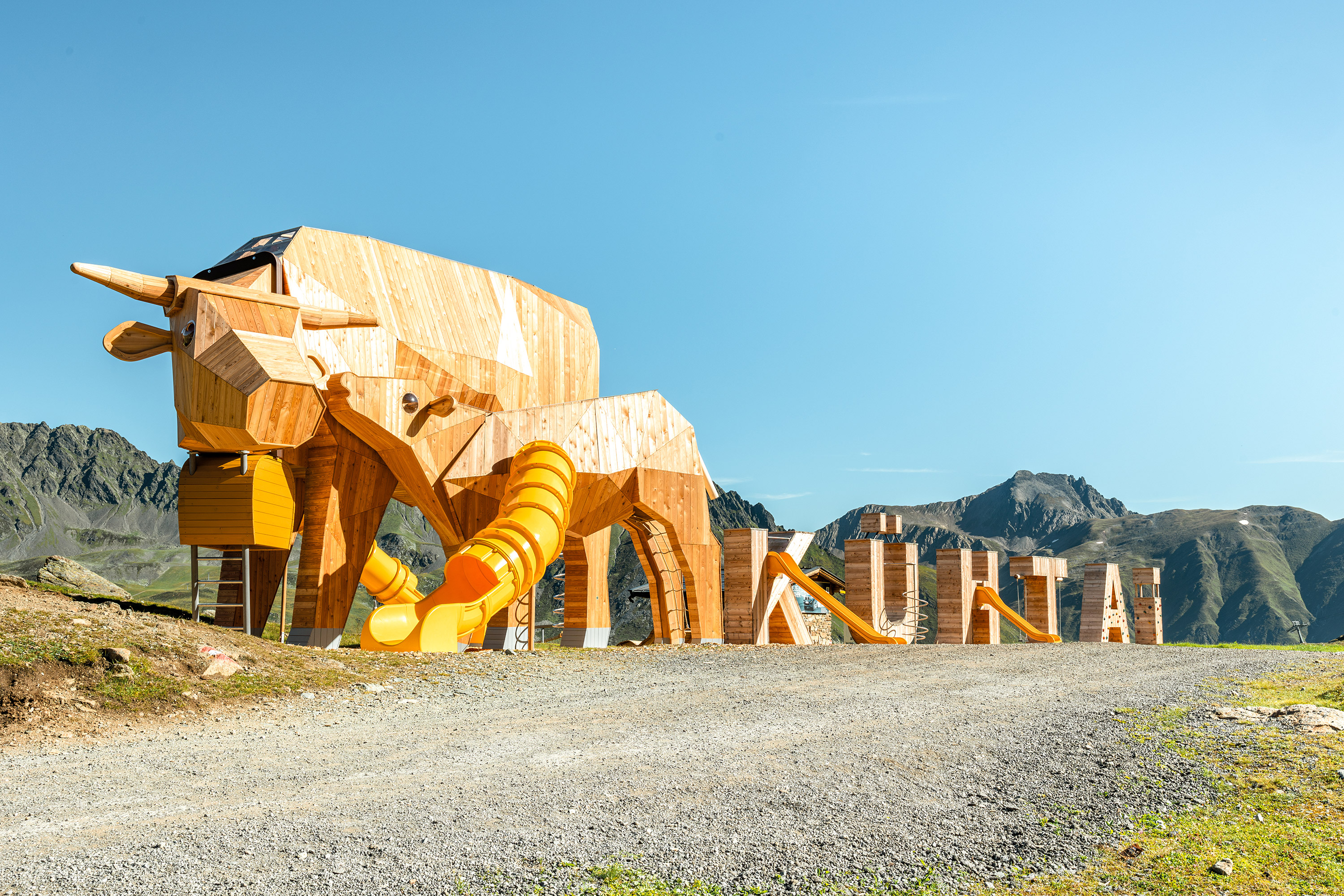 Überdimensionaler Spielplatz in Kühtai in Form einer Riesenkuh