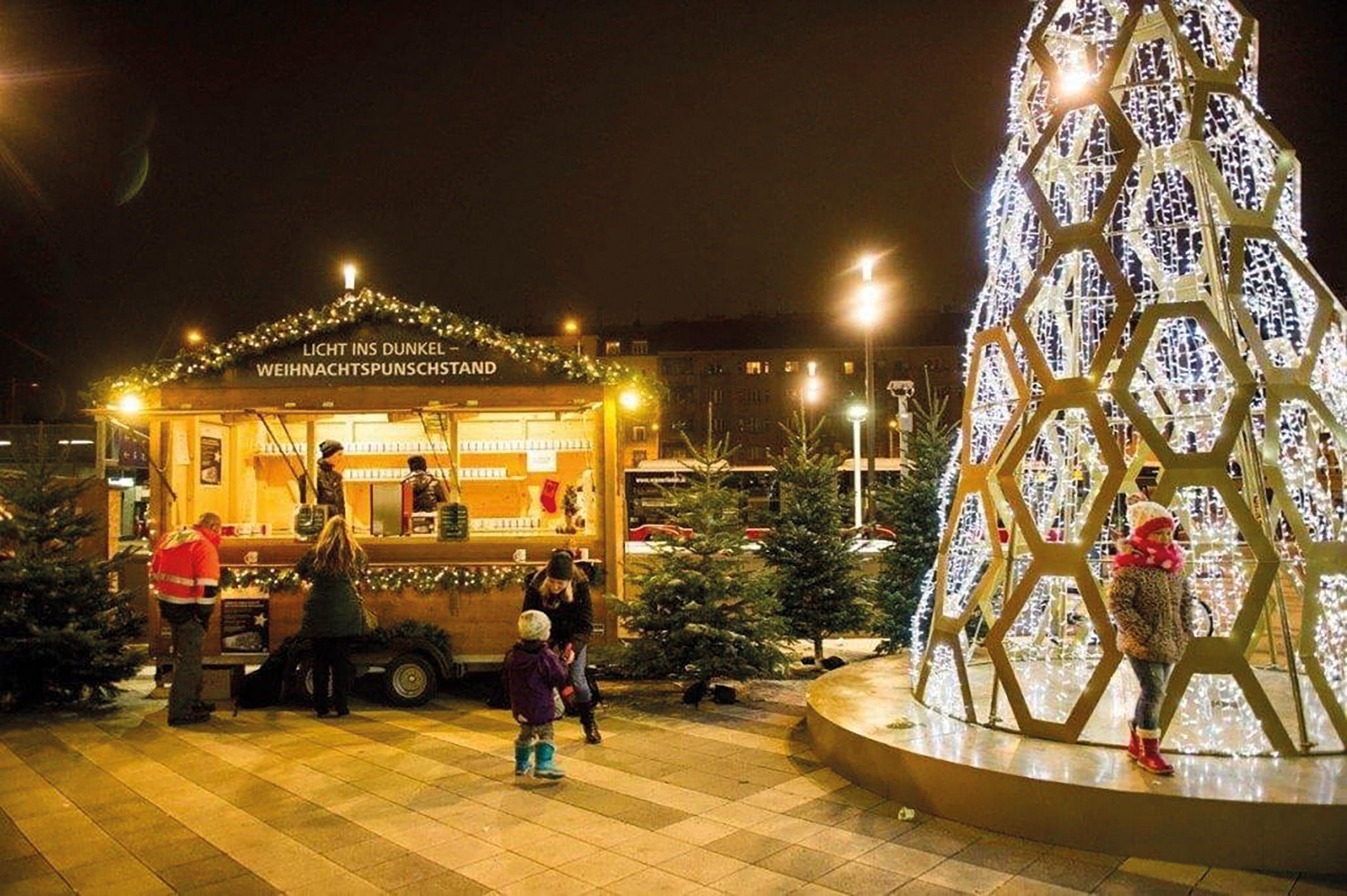 Weihnachtshütte am Weihnachtsmarkt beleuchtet